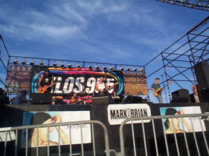 A sign that says los 9 off on top of the fence.